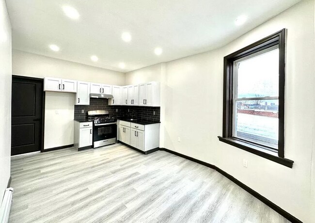 Building Photo - 611 N 5th St