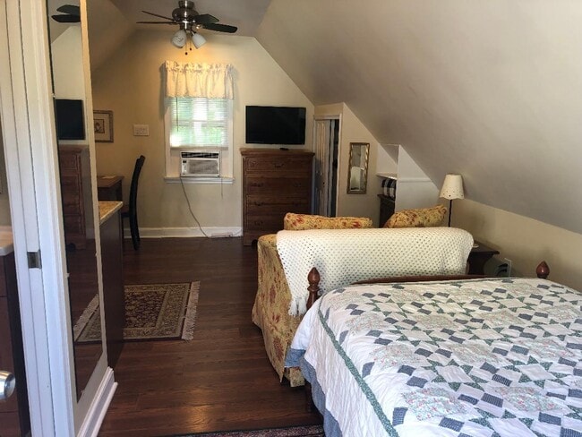 Apartamento limpio y ordenado, de eficiencia. - 5804 Searl Ter