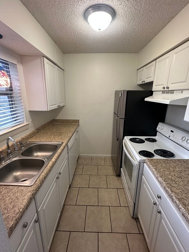 Foto del edificio - 6705 Majestic Oak Pl