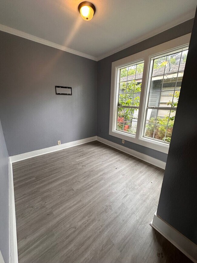 Building Photo - Freshly Remodeled 3 Bedroom / 1 Bathroom Home
