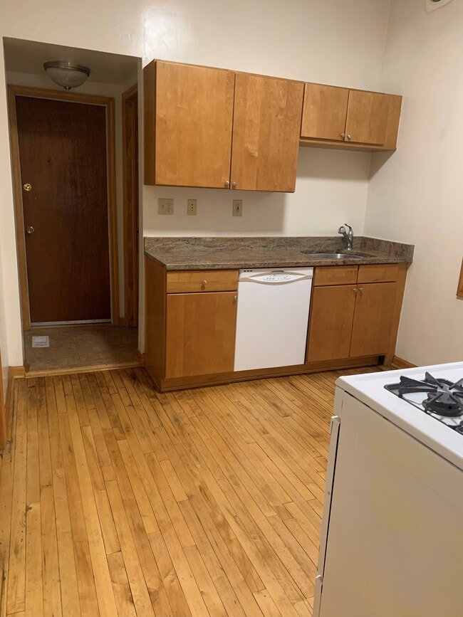 Photo - 1016 S May St Apartments