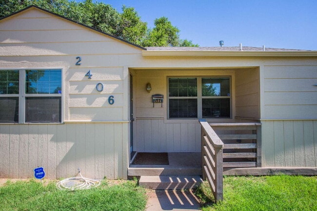 Foto del edificio - "Charming 3-Bedroom Home on 31st with Gleaming Hardwood Floors and 2 Full Baths!"