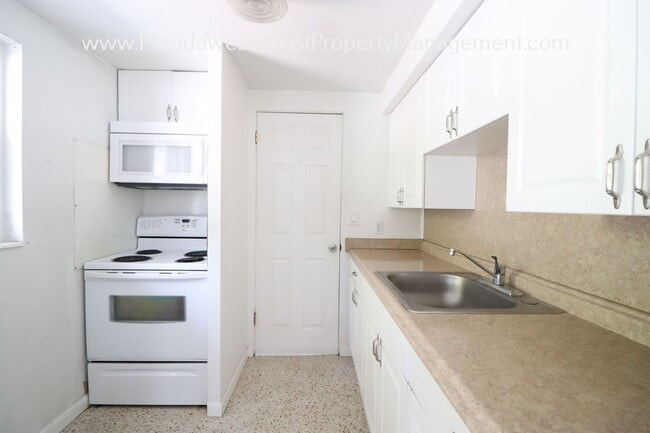 Building Photo - STUDIO UNIT AVAILABLE! STICKNEY POINT!! CU...