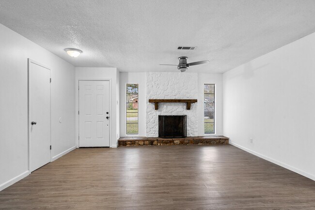 Building Photo - 15732 Parkwood Dr S