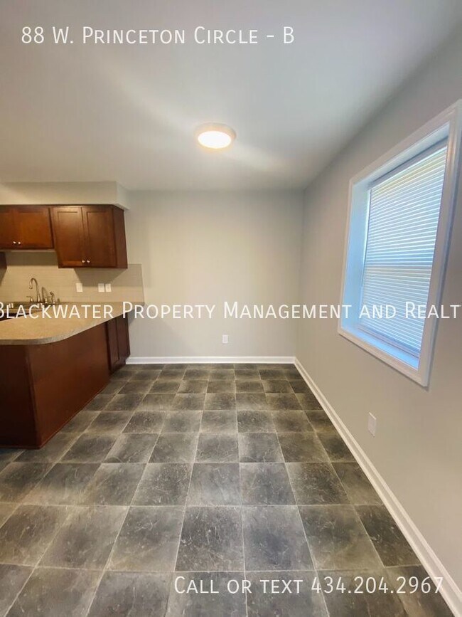 Building Photo - 2 Bedroom Apartment off Rivermont Avenue!