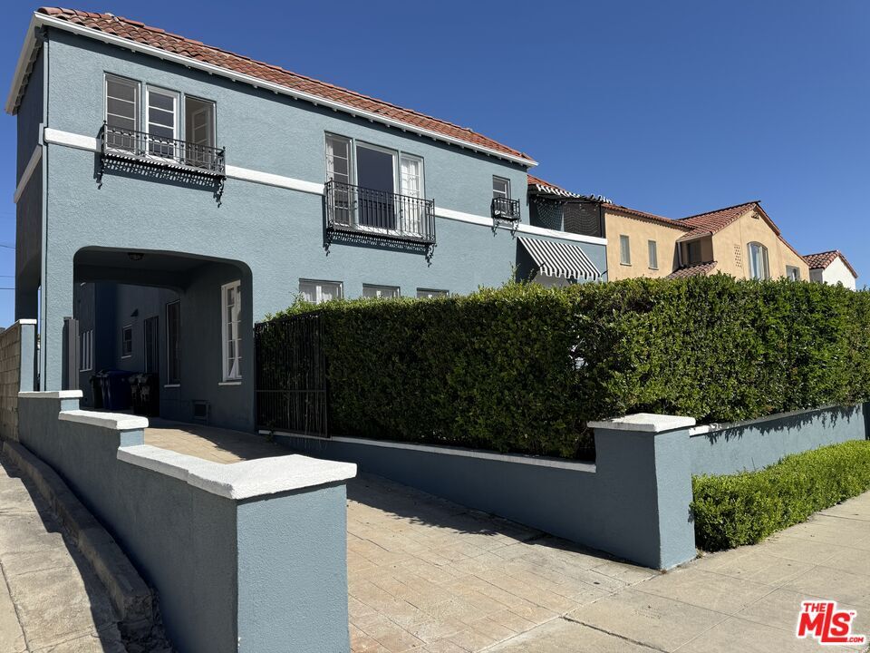 Foto principal - 848 S Curson Ave