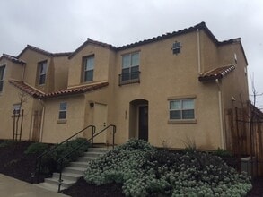 Building Photo - 572 River Oaks Dr