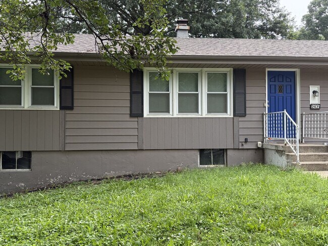 Building Photo - SEE IT NOW: Stylishly Updated Home in Inde...