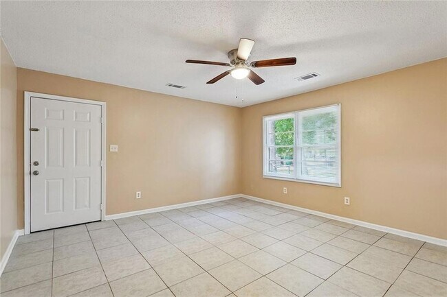 Foto del edificio - 834 Pine Tree St