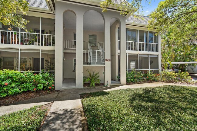 Foto del edificio - Beautifully updated 2 bed/2 bath located c...