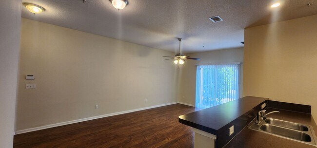 Building Photo - Ground Level 2/2 Condo in Willow Ridge