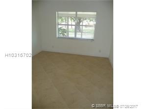 Foto del edificio - 3661 NW 95th Ter