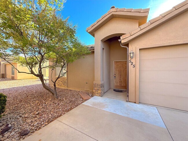 Foto del edificio - 3 Bed, 2 Bath, 2 Car garage Duplex Unit
