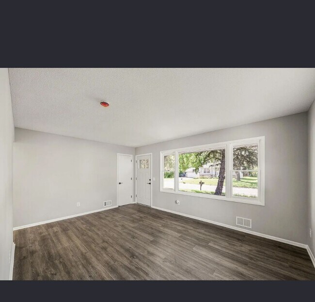 Foto del edificio - 825 Elm Creek Cir