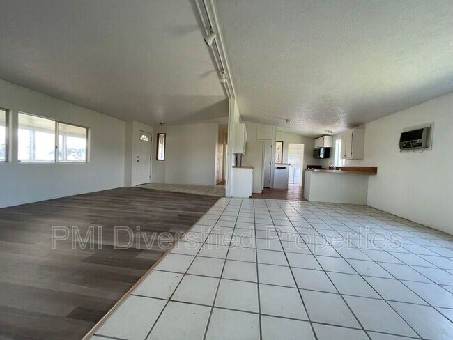 Foto del edificio - 12060 Lemmon Dr