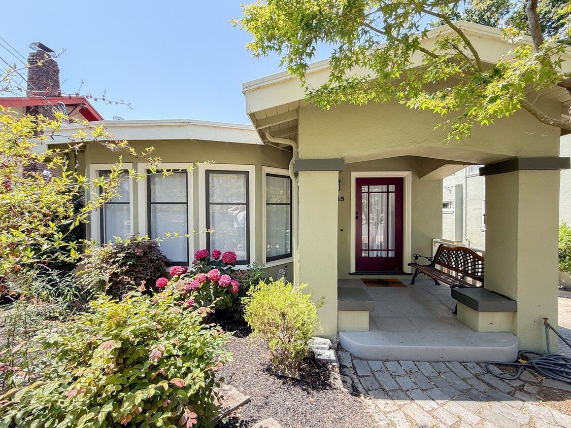 Primary Photo - Charming Glenview Bungalow Steps Aways fro...