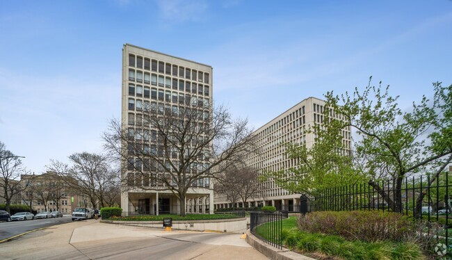 Building Photo - 1450 E 55th Plz