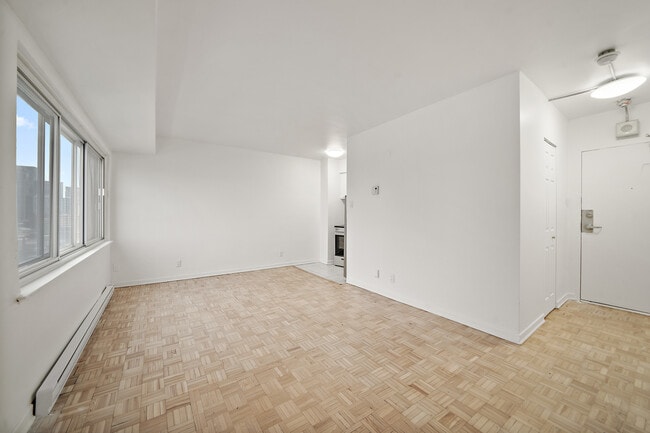 Building Photo - 500 Des Pins