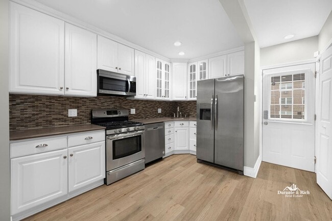 Building Photo - Modern Updated Victorian Duplex 3-Plus Bed...