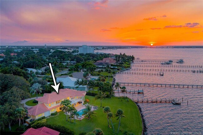 Foto del edificio - 901 SE Riverside Dr