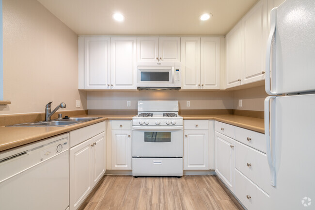 2BR, 2BA - 1112SF - KITCHEN - College Park Apartments