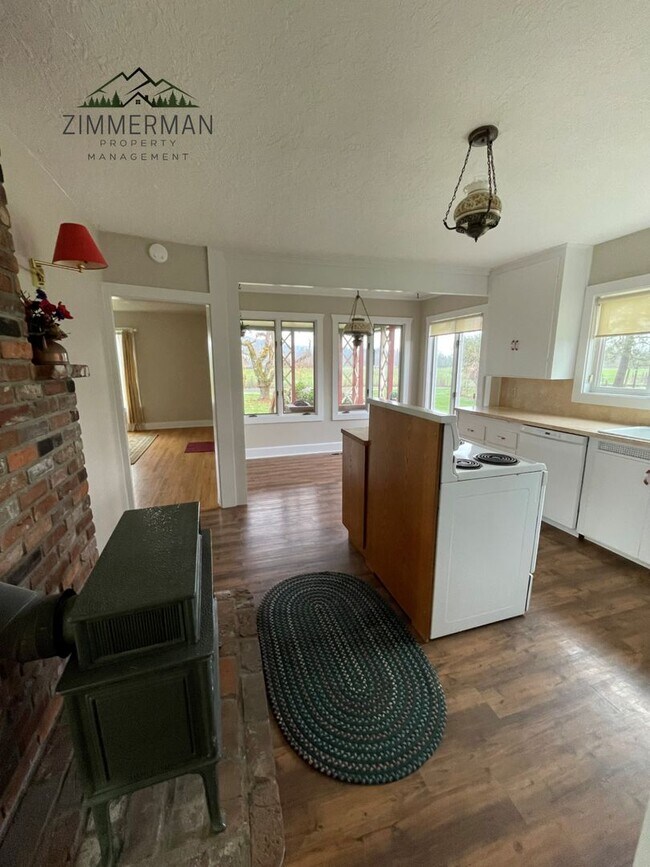 Foto del edificio - Adorable Updated Farmhouse in Creswell, OR