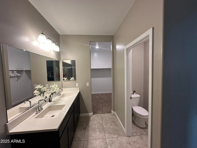 Foto del edificio - 10622 S 52nd Ln