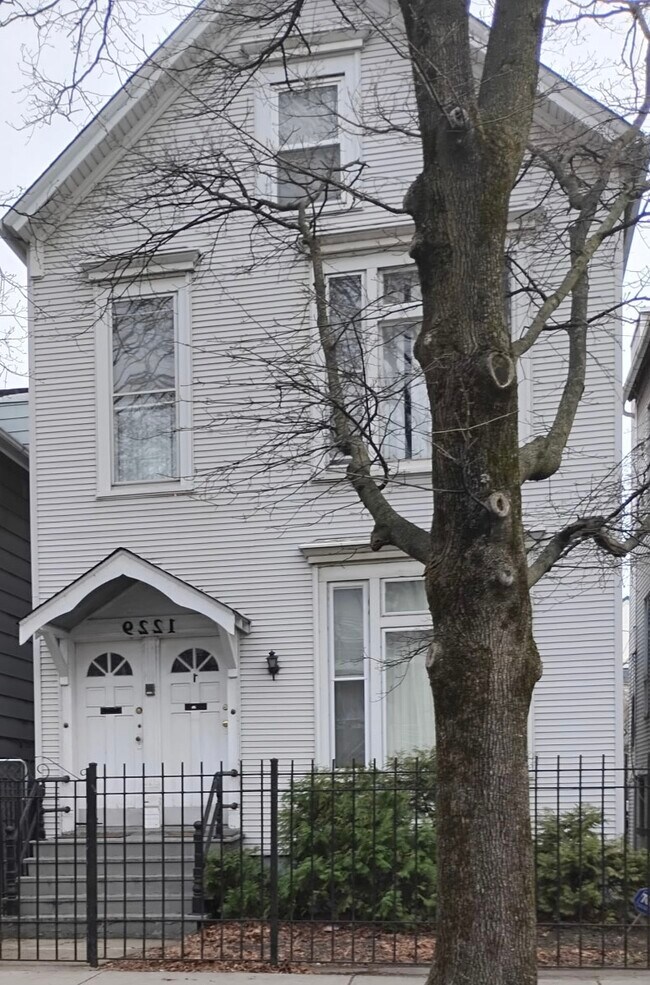 Building Photo - 1229 W Barry Ave