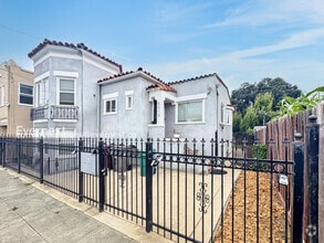 Building Photo - 5015 Melrose Ave