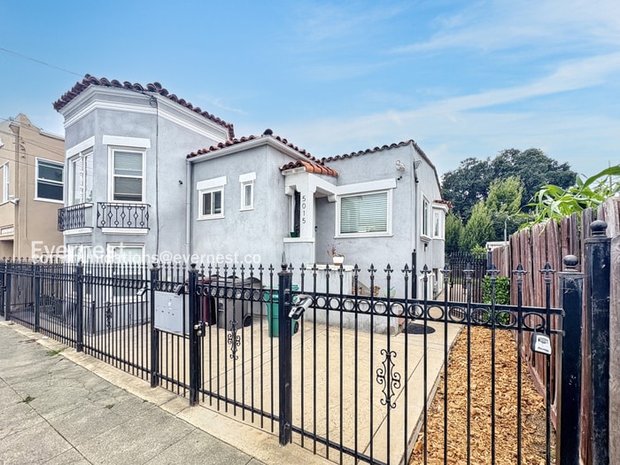 Primary Photo - 5015 Melrose Ave