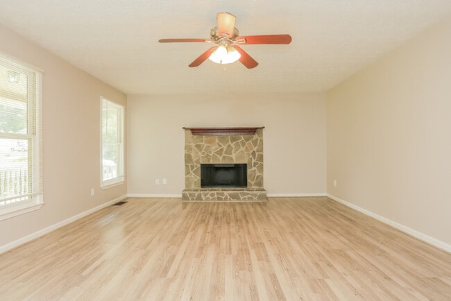 Building Photo - 525 Knollwood Dr