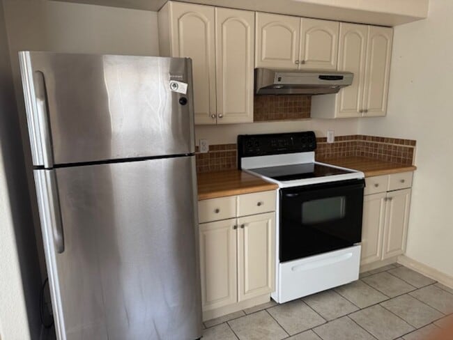 Building Photo - ALL PROSPECTIVE TENANTS MUST SUBMIT A $58 ...