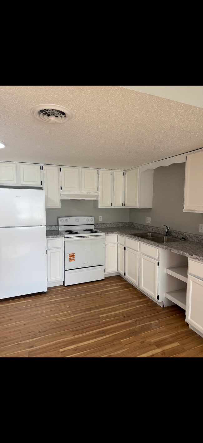 Building Photo - Oversized 2 Bedroom, 1 Bathroom Apartment located by Sikeston High School!