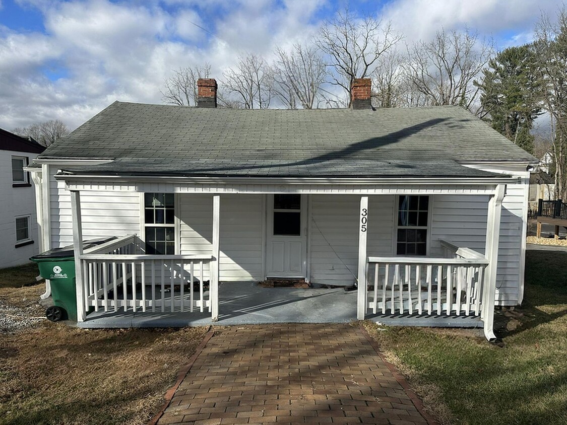 Primary Photo - Stand Alone Home With Large Deck Just Step...