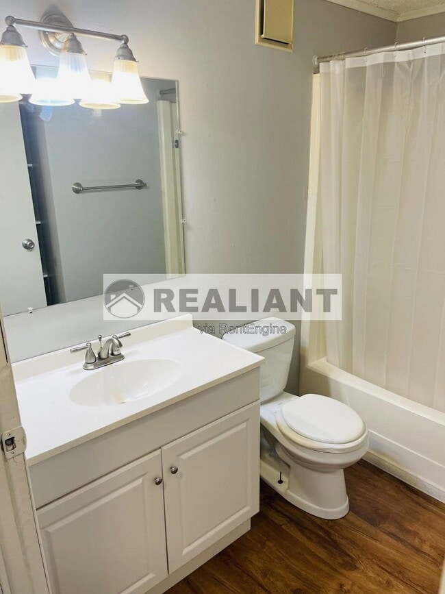 Building Photo - 405 Amhurst Dr