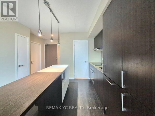 Building Photo - 100 Harbour St