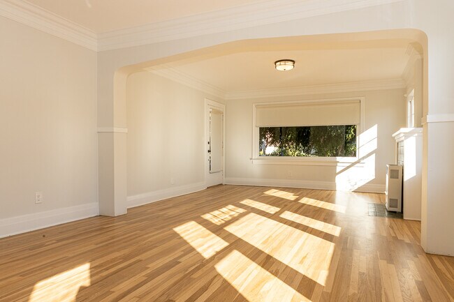 Building Photo - 1633 Edgecliffe Dr