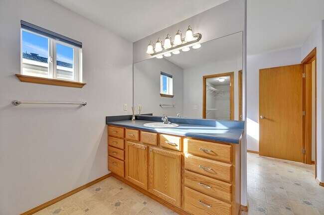 Building Photo - 4 BED & 2.5 SINGLE FAMILY HOUSE FOR RENT