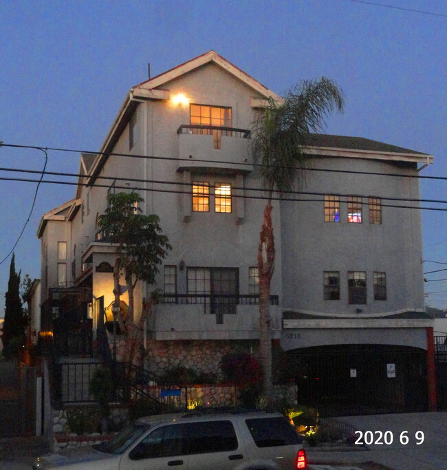 Edificio pequeño en el distrito No Ho Arts de Los Ángeles - 5218 Cartwright Ave