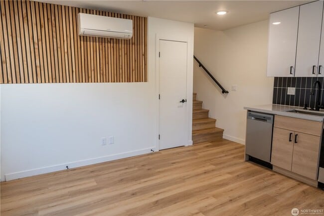Building Photo - 2Bd/1.75Ba Seattle Townhome