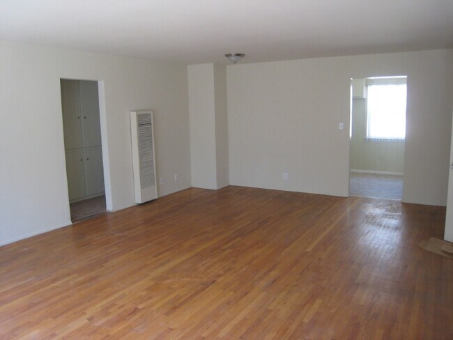 Sala de estar con madera noble - 11933 W Magnolia Blvd