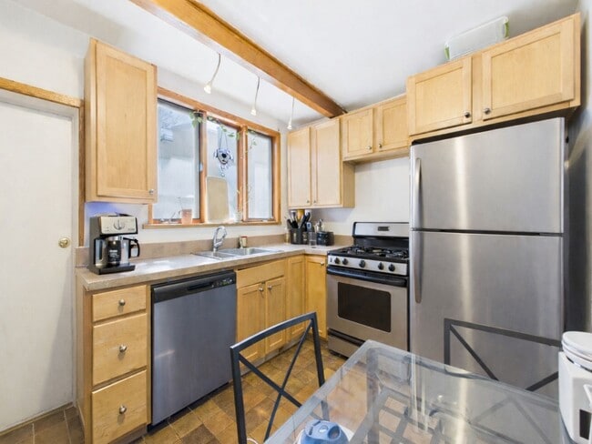 Building Photo - DELIGHTFUL QUEEN VILLAGE TOWNHOUSE.