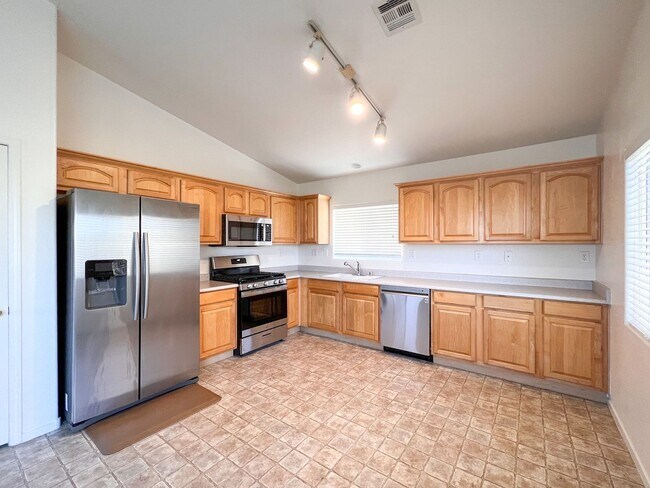 Foto del edificio - 3 Bed, 3 Bath Split-Level Home in Gated Co...