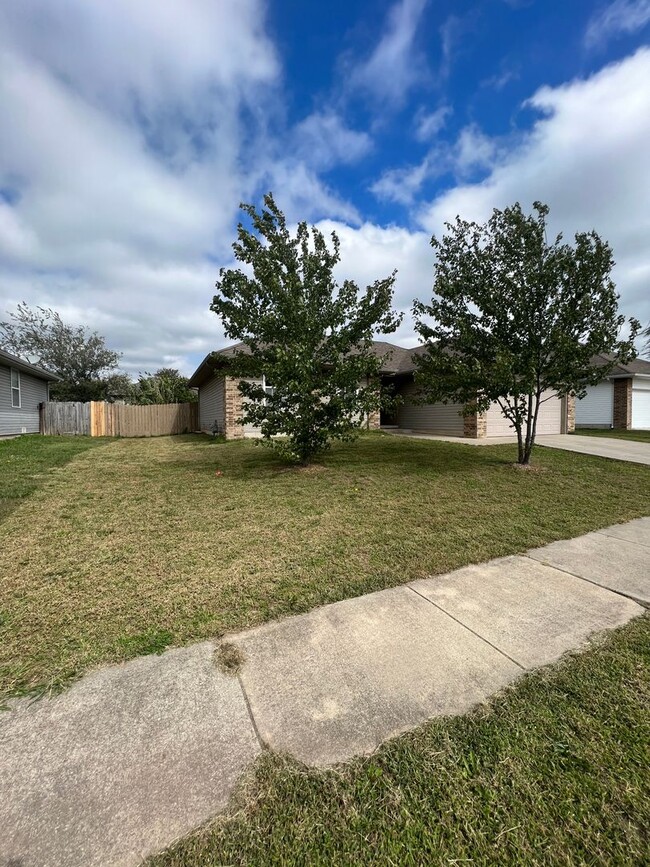 Building Photo - 3 bedroom/2 bath house