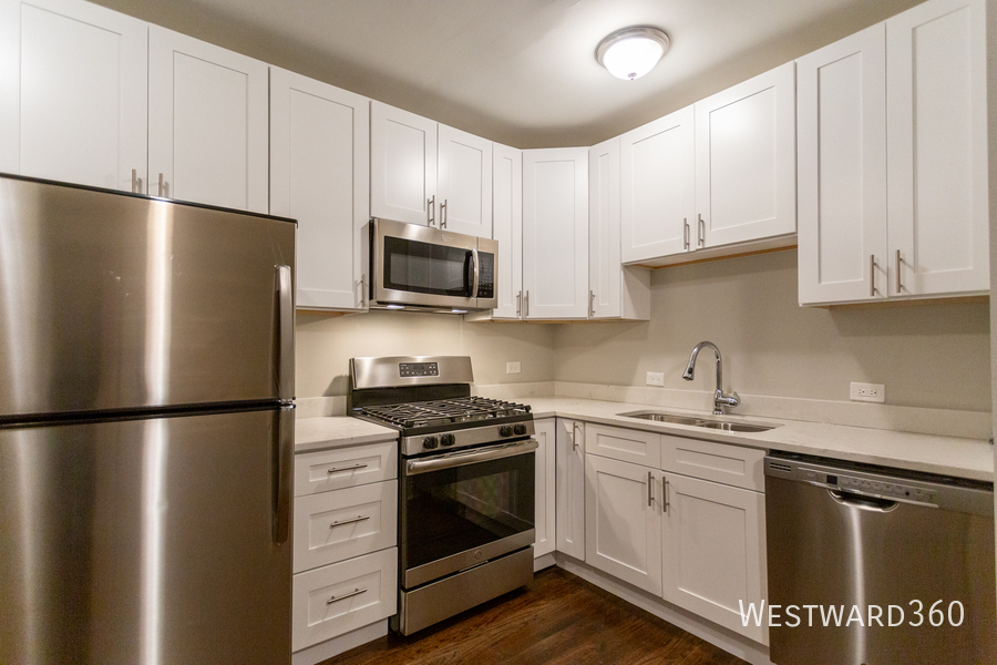 Foto principal - Updated 2 bed/1 bath in West Rogers Park