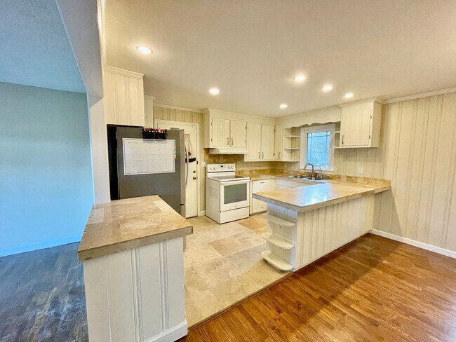 Building Photo - 3 Bed, 1 Bath Nest in Fayetteville