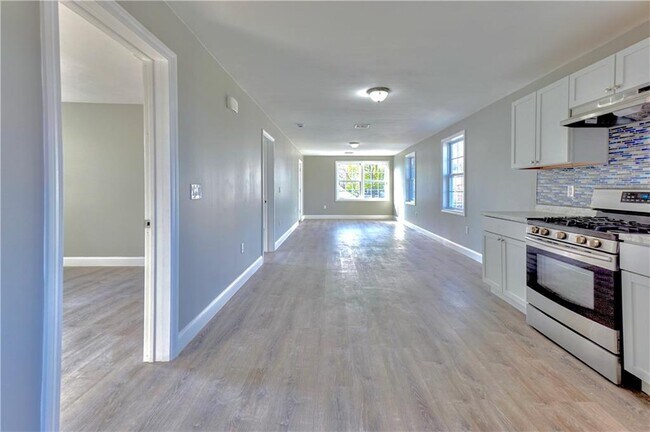 Building Photo - 127 Pumgansett St