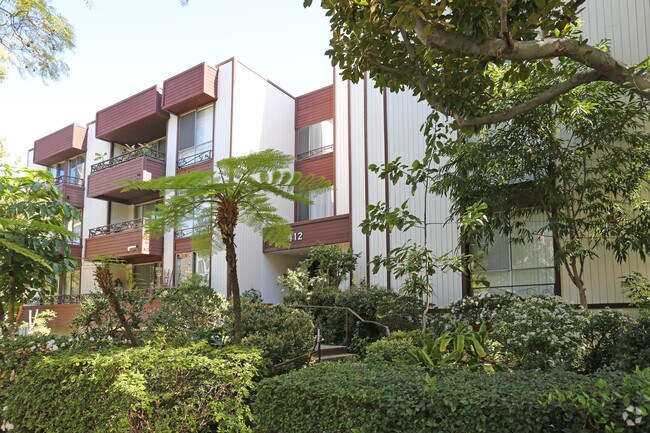 Building Photo - Oakhurst Royal Apartments