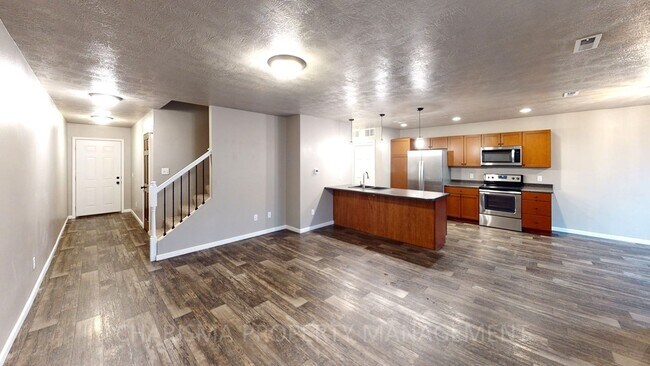 Foto del edificio - SPACIOUS 3 BEDROOM TOWNHOME!!