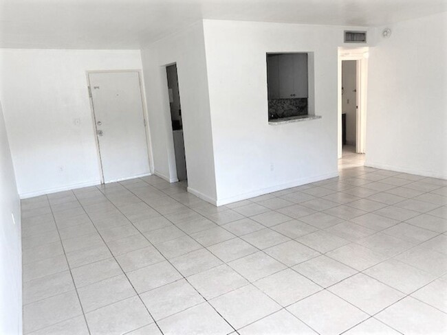 Building Photo - 1 br, 1 bath House - 10387 N Kendall Drive...